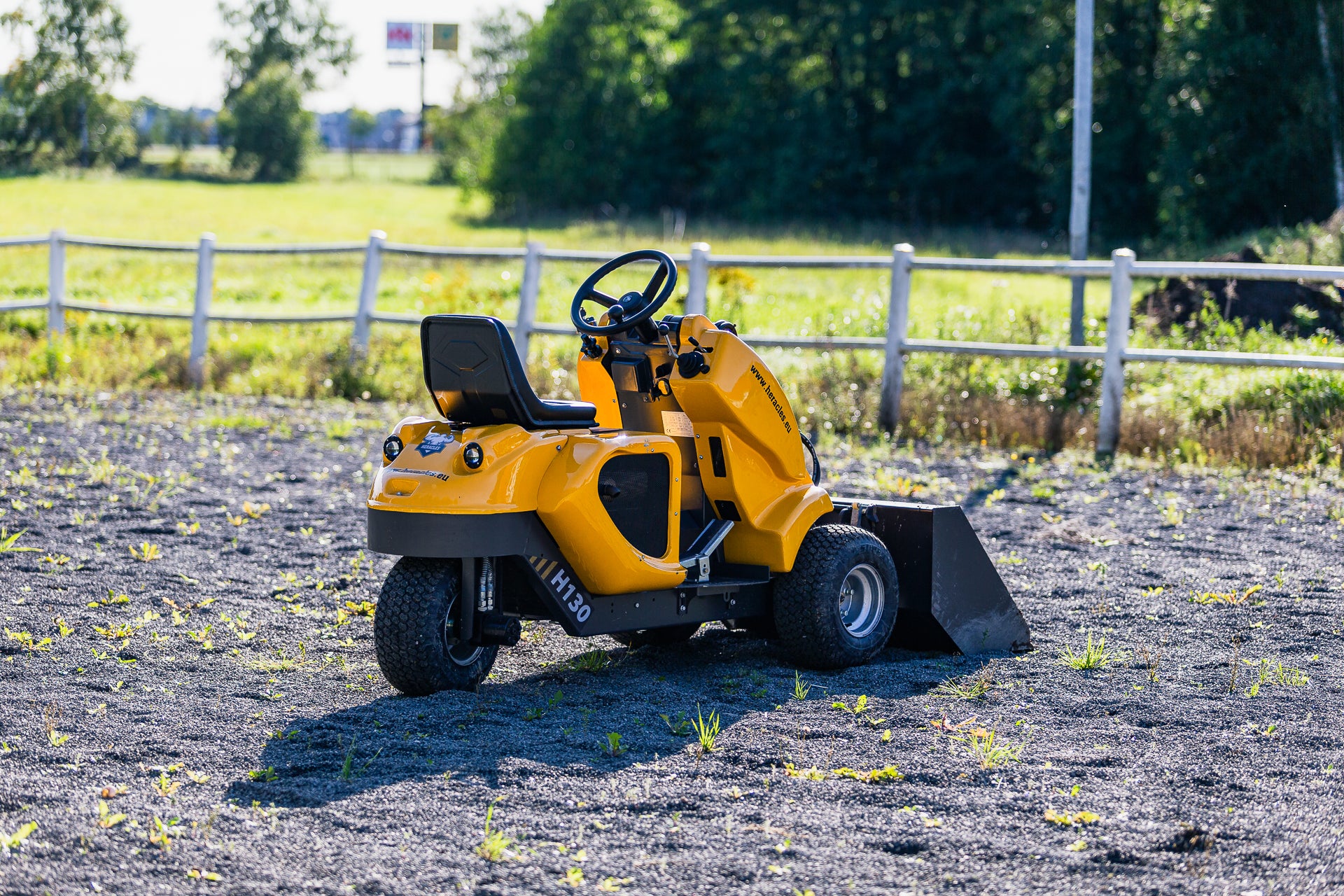 Heracles H130 - 3WD kompakt laster med 400kg Løft Avant-feste