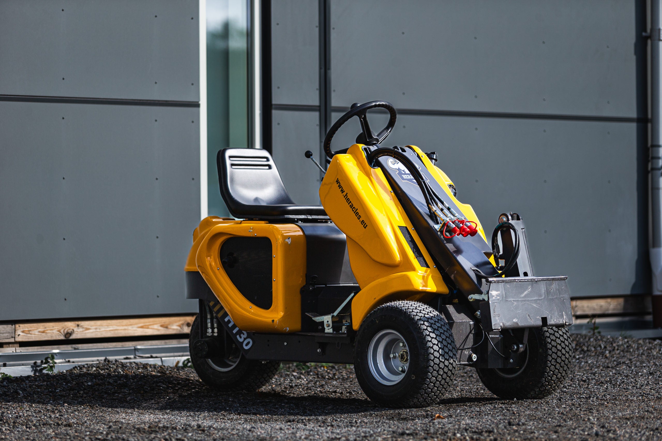 Heracles H130 - 3WD kompakt laster med 400kg Løft Avant-feste