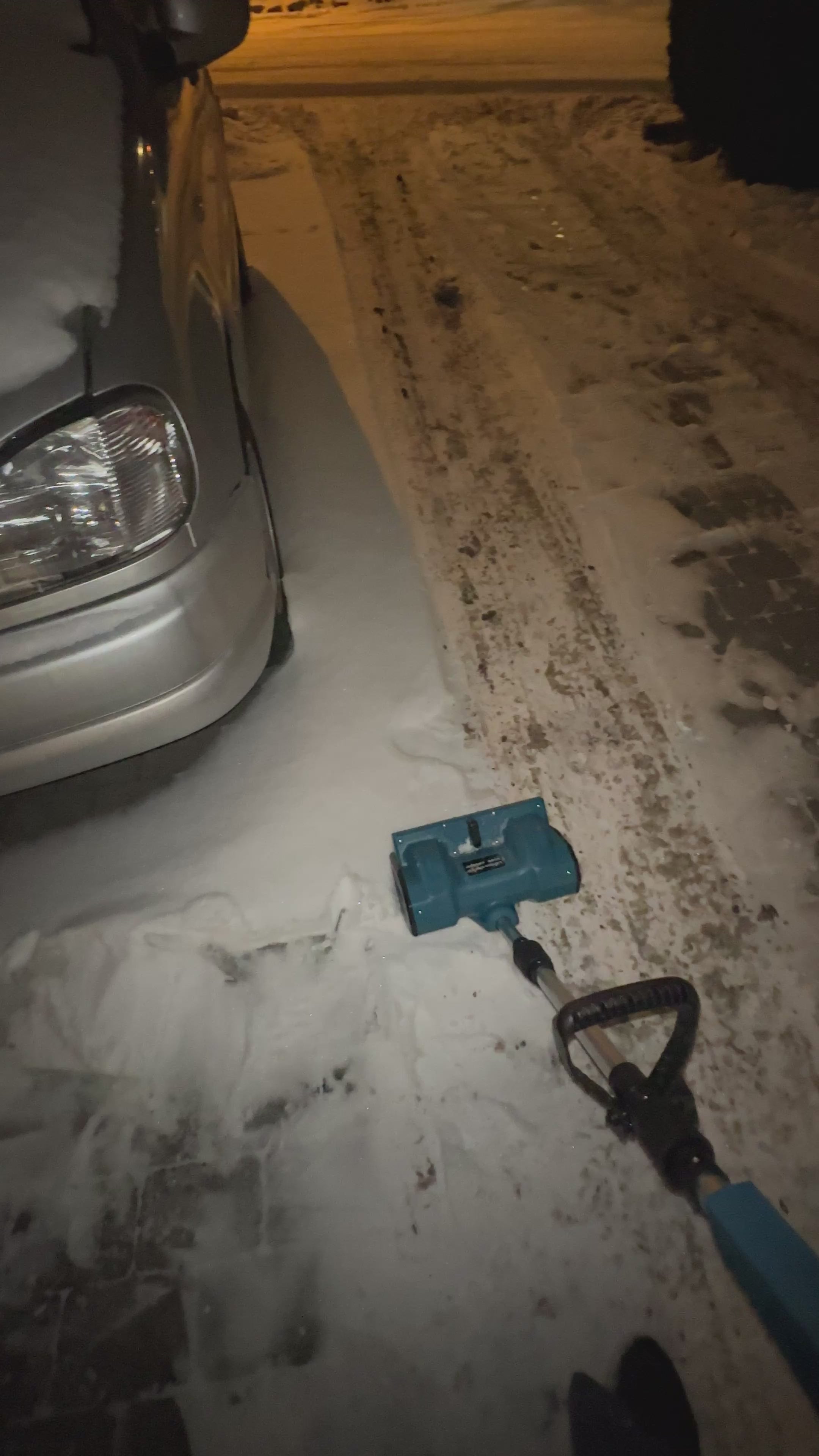 Last inn video: Elektrisk snøskuffe 20V - Inkludert 2stk batterier og lader